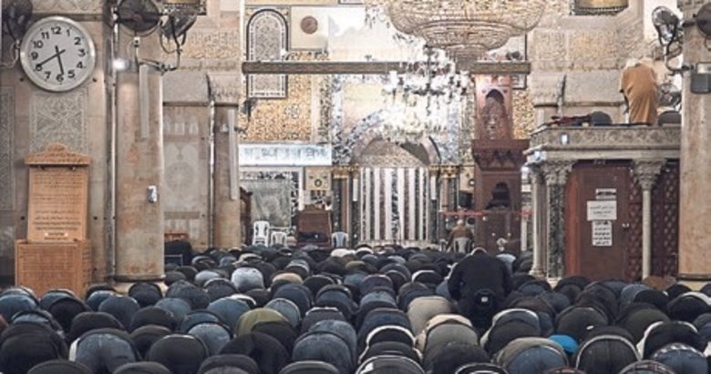 Mescid-i Aksa 41 gün sonra ibadete açıldı