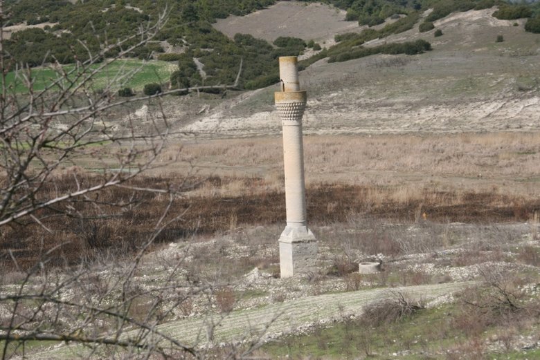 Denizli’de baraj sularının çekilmesiyle mezarlık ortaya çıktı!