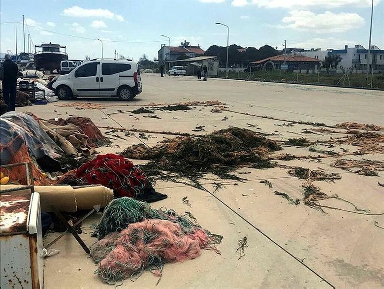 İzmir’de yasağa rağmen algarna yöntemini kullanıyorlar! Balıkçıların zararı büyük