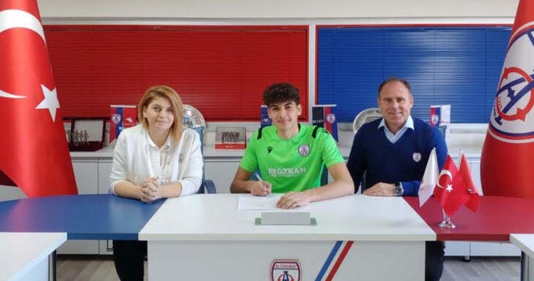 Altınordu, kaleci Emirhan Emir’le profesyonel sözleşme imzaladı