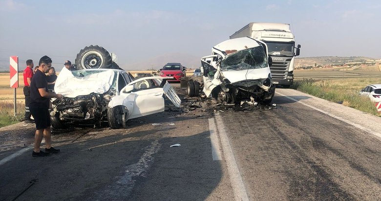 Afyonkarahisar’da kahreden kaza: 2 ölü 1 ağır yaralı