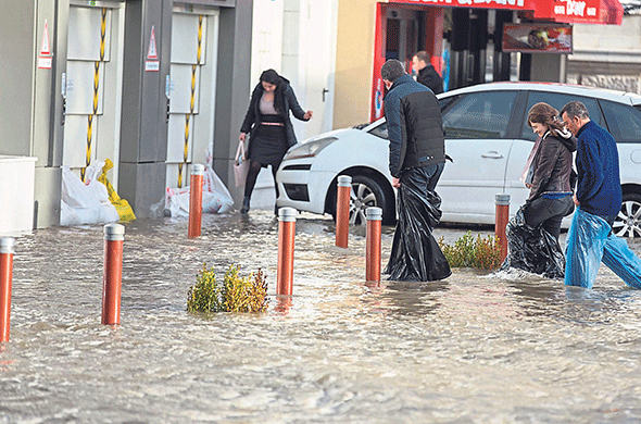 Deniz taştı, İzmir battı