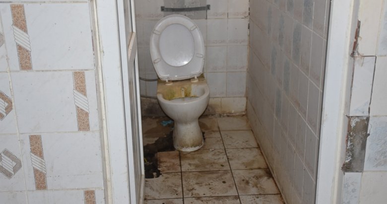 İzmir’de mide bulandıran görüntü! Pandemi döneminde pis tuvaletlere tepki