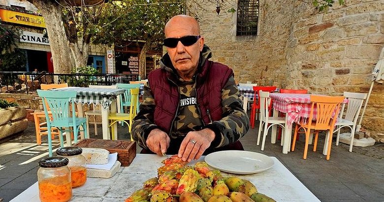 40 yıldır kaktüs meyvesi satıyor