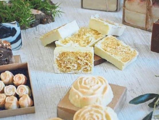 Doğadan toplanan bitkilerin sabuna dönüşümü