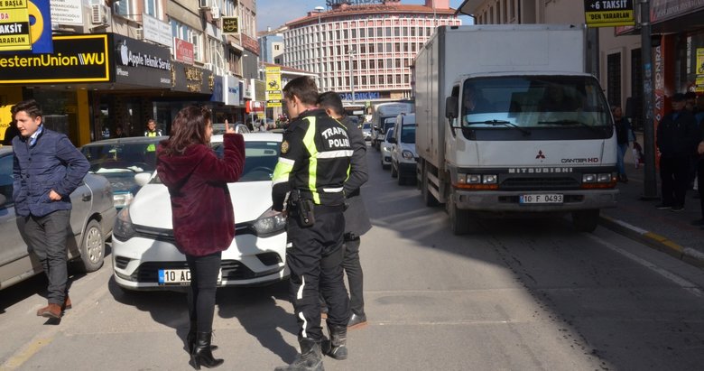 Kadın sürücüden ceza yazan polise küstah tepki: Seninle uğraşacağım