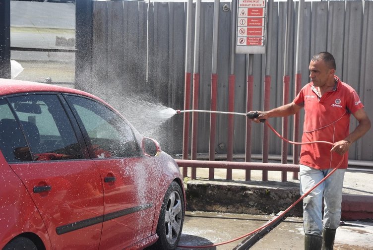 İzmir’e çamur yağdı! Yıkamacılarda kuyruklar oluştu