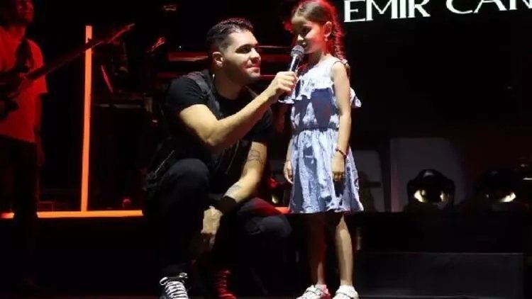 Türk bayrağımız göklerden hiç düşmesin