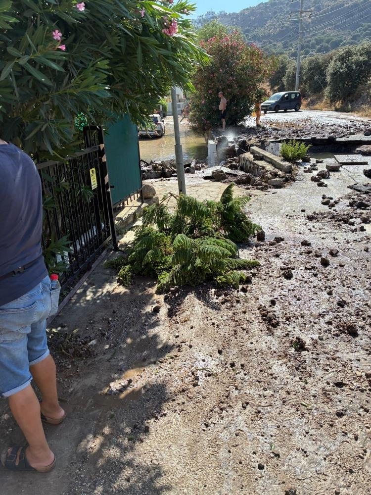 Bodrum’da ana su isale hattı patladı, yol çöktü