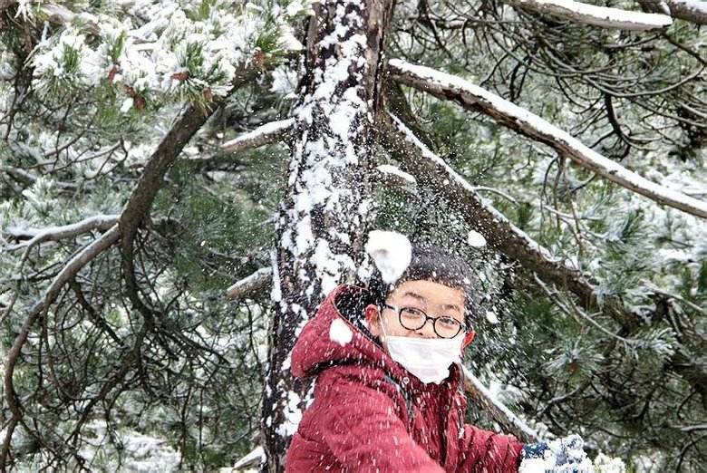 Spil’de kar keyfi yaşayan vatandaşlar: Biz İzmirliler için kar altından daha değerli