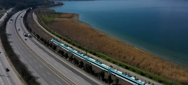 bakan-uraloglu-duyurdu-milli-elektrikli-hizli-tren-saatte-225-kilometre-hiza-cikti-1777026527125.png
