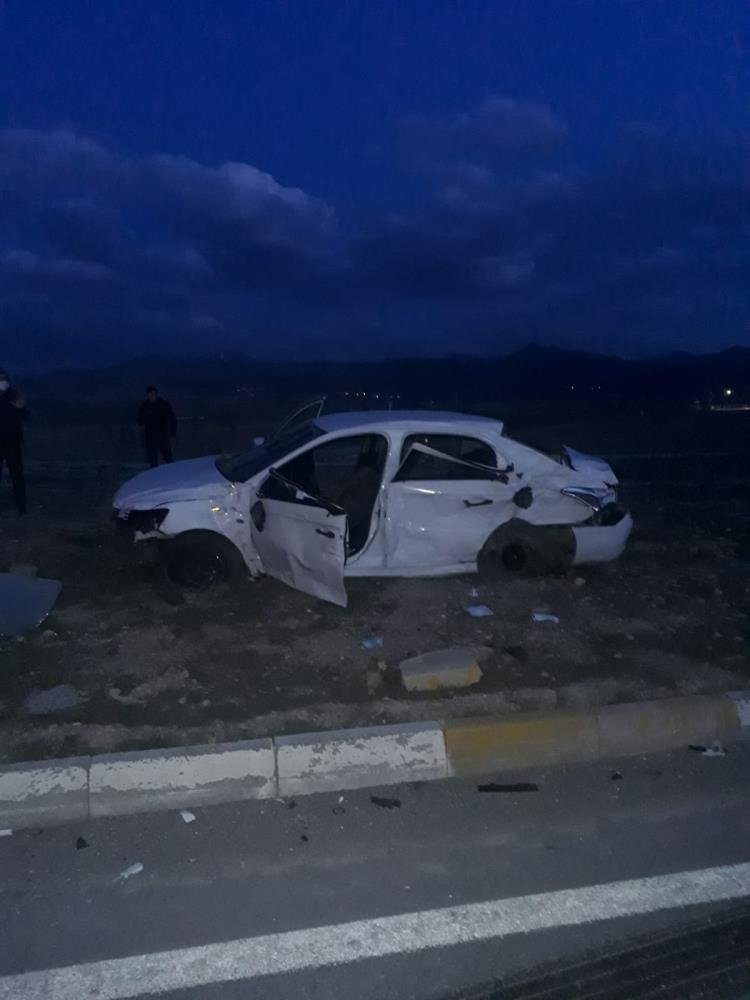 Afyonkarahisar’da TIR ile otomobil çarpıştı, 3 kişi öldü