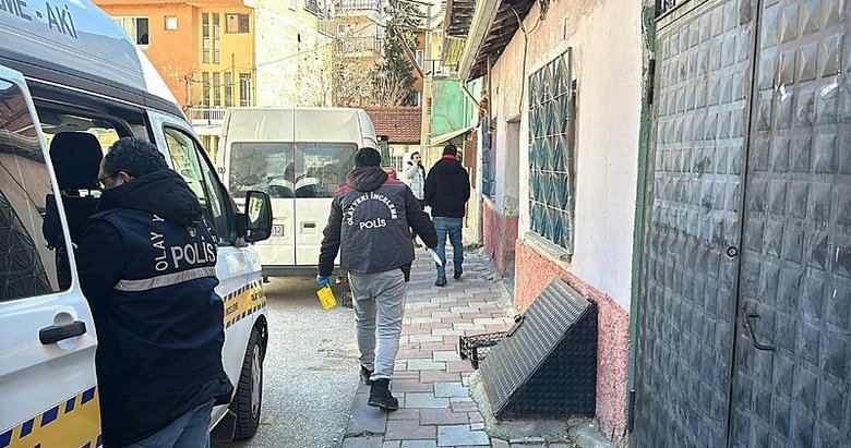 Hain evlat babasını sırtından bıçakladı