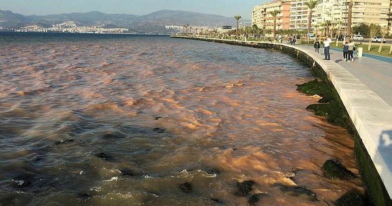 İzmir’de altyapı çalışmaları sırasında patlayan su borusu tamir edildi