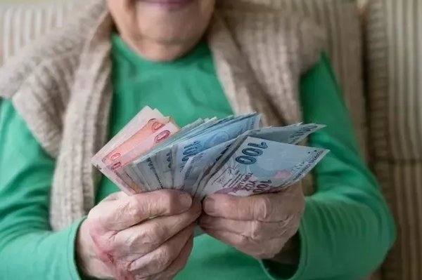 emekli-maas-zammi-2026-hesaplama-ssk-bag-kur-emekli-maasi-zammi-ne-kadar-olacak-en-dusuk-emekli-maasi-kac-lira-1764423583133.jpeg