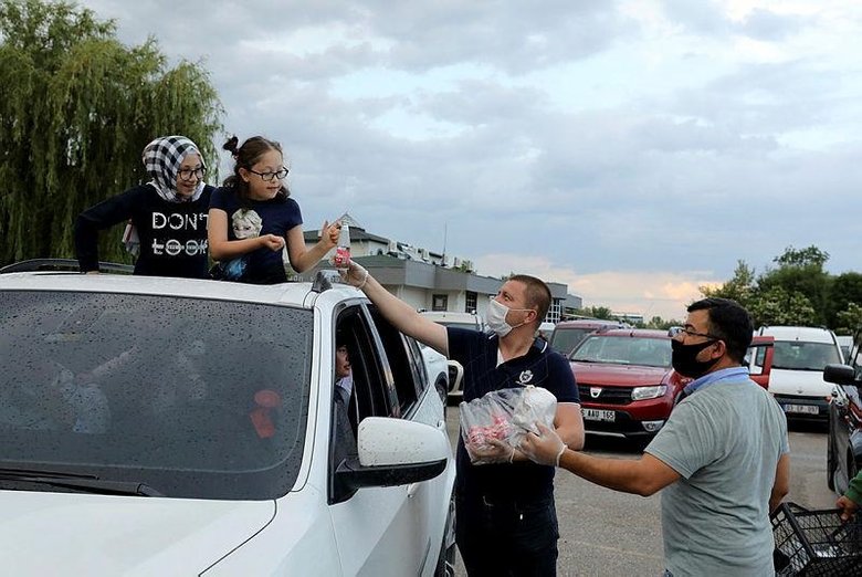 Arabada sinema keyfi! Yağmur altında film izlediler