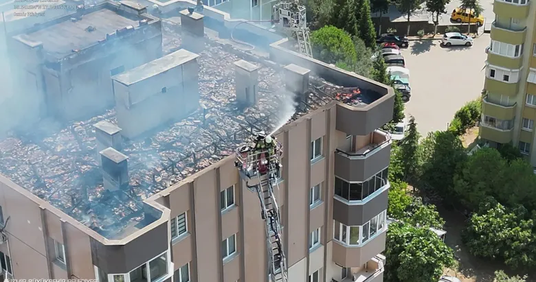 İzmir’de çatı yangını paniği: Mahsur kalan 3 işçi itfaiye ekiplerince kurtarıldı!
