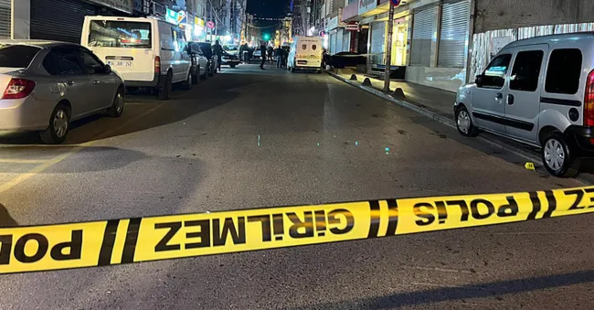 Küçükçekmece'de dehşet anları: 2 ölü, 1 yaralı!