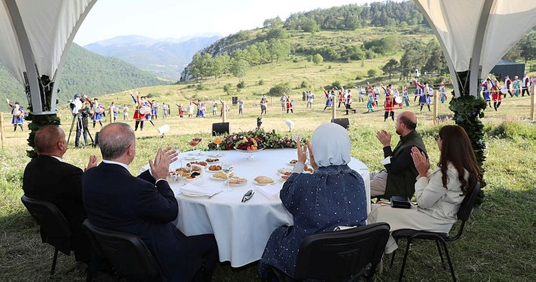 Cumhurbaşkanı Erdoğan Şuşa’da at yarışı izledi