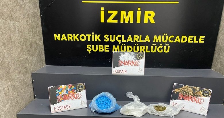 Ekiplerin dikkatinden kaçmadı! İzmir’de bir otomobilde çok sayıda uyuşturucu ele geçirildi