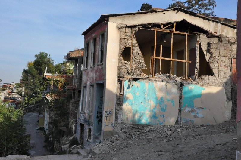 İzmirde tarihi binaları yağmaladılar