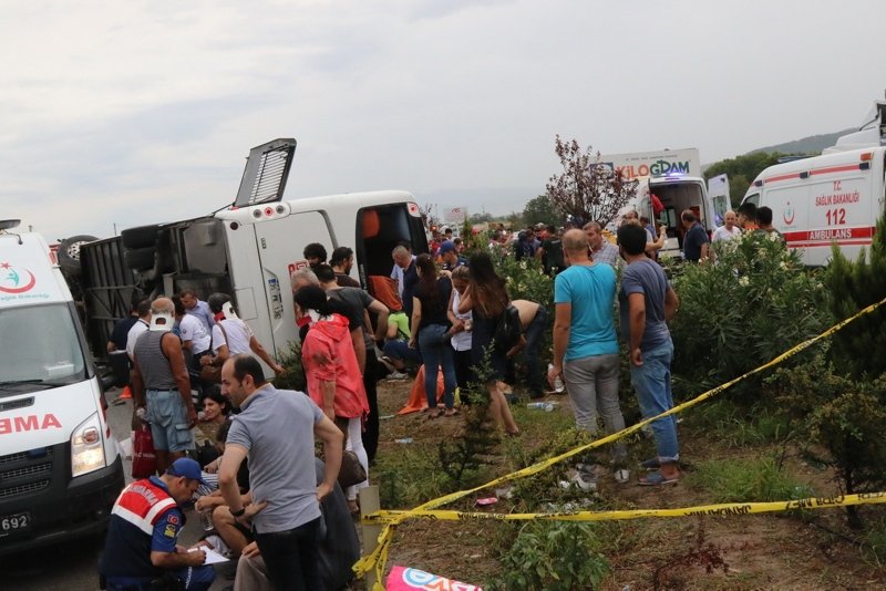 Manisa’da yolcu otobüsü devrildi