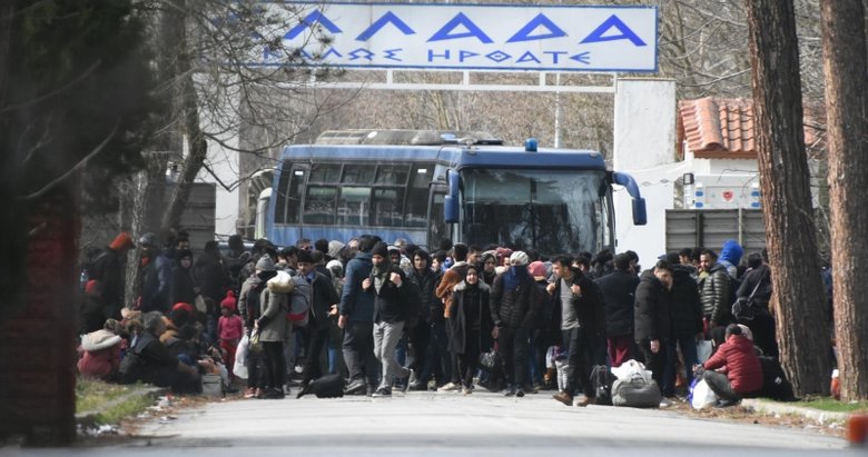 Yunanistan’da mülteci paniği! Sınırlarını otobüsle kapattı