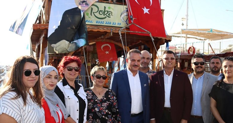 AK Parti Foça’da teknede toplantı yaptı