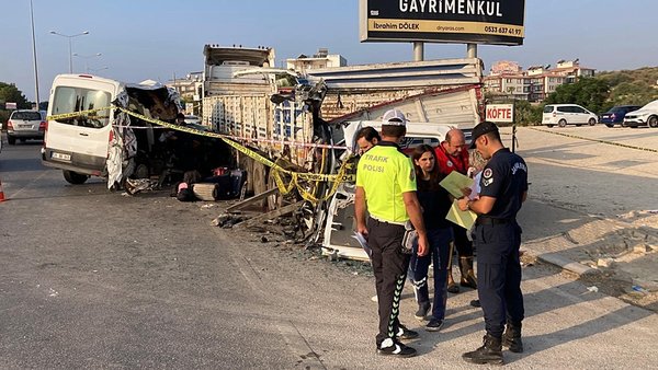 mersinde-uyuyakalan-surucu-faciaya-yol-acti-olu-ve-yaralilar-var-1756017267222.jpg