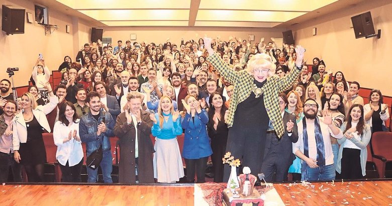 86. yaşını sahnede öğrencileriyle kutladı