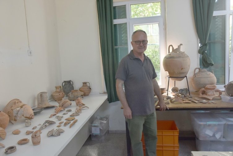 Urla’da fantastik kazı: 2500 yıllık mitolojik yaratıklar ve araba yarışlarıyla süslenmiş lavabo bulundu!