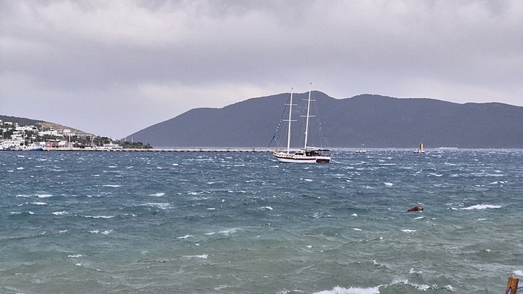 Bodrum’u fırtına vurdu! Feribot seferleri iptal