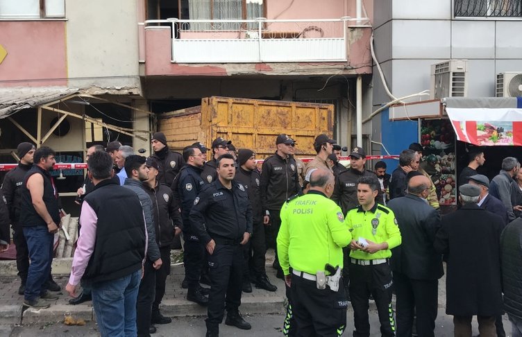 İzmir Bayraklı’da freni boşalan kamyon kahvehaneye daldı