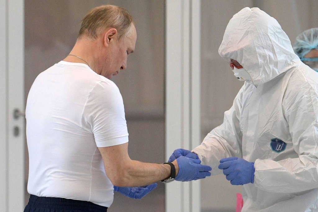 Putin koronavirüs hastalarını böyle ziyaret etti