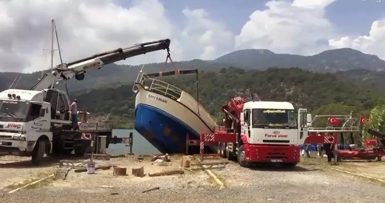 Muğla’da tekneyi taşıyan vinç zinciri koptu! Panik anları kamerada