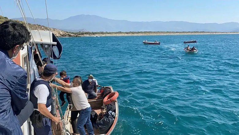 Tekneleri bozulan 150 göçmen kurtarıldı