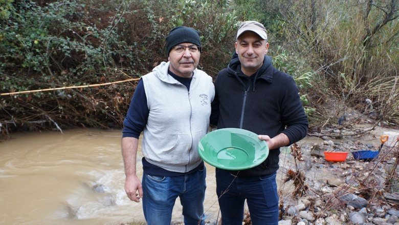 Buz gibi suya aldırış etmeden altın avına çıktılar