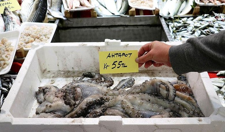 Kilogram fiyatı 55 liraya düşen ahtapot tezgahların gözdesi oldu