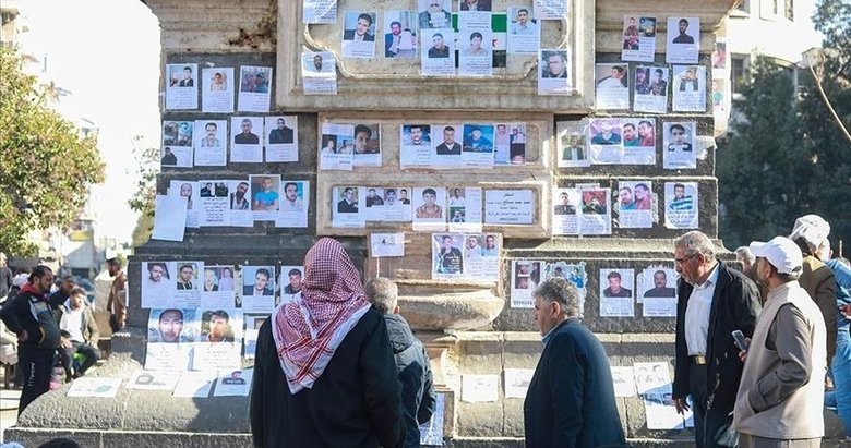 Suriyeliler, Şam’ın Merce Meydanı’na astıkları ilanlarla yakınlarını arıyor