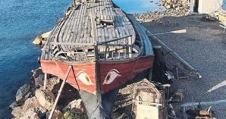 Urla’da antik tekneler denize iniyor