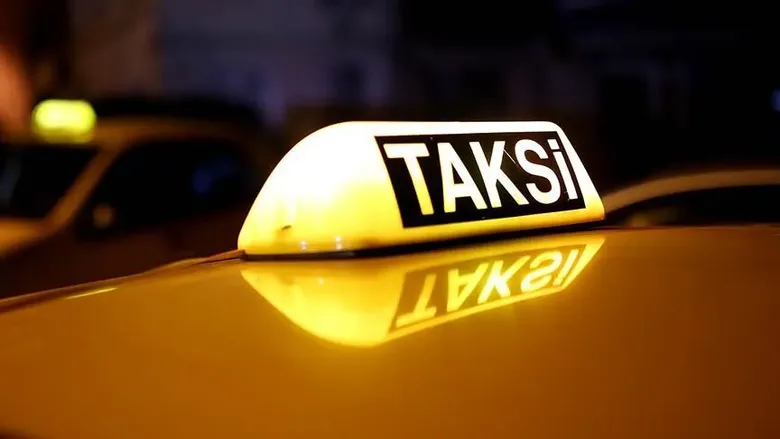izmirde-taksi-tartismasi-buyuyor-soforler-odasindan-sert-yanit-tur-satmiyoruz-yolcu-tasiyoruz-1787122557617.png