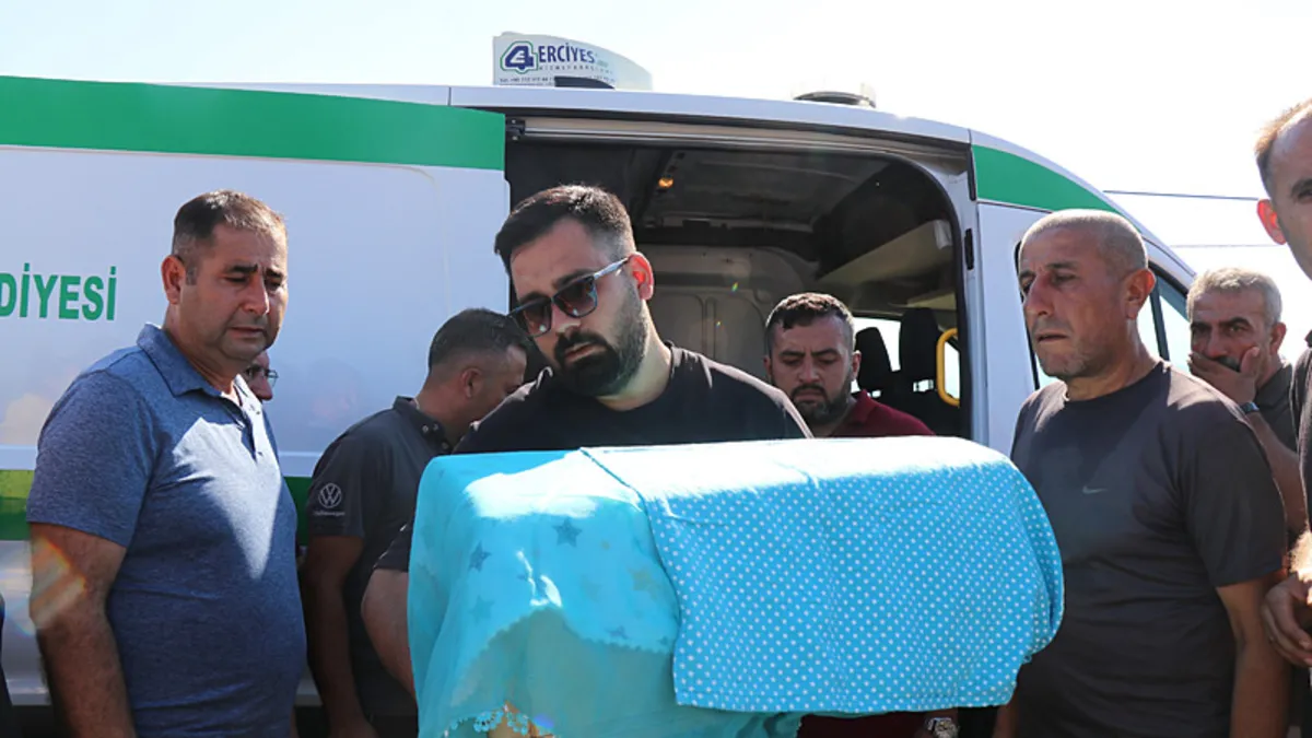 Denizli'de yürekleri yakan veda! Kundağı ile annesinin yanına defnedildi: Bir babanın acı vedası...