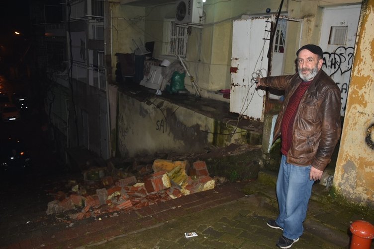 İzmir’de faciadan dönüldü! Sağanak yağmurda balkon çöktü
