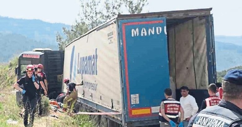 TIR’dan atlayan sürücü dorsenin altında can verdi
