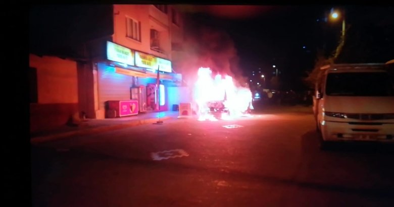 İzmir’de park halindeki araç önce alev aldı ardından patlamalar oldu