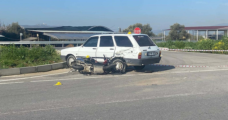 Kavşakta otomobile çarpan motosikletin sürücüsü hayatını kaybetti