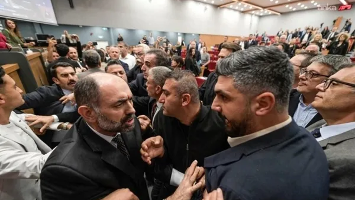 Cemil Tugay AK Partili Meclis Üyesi Akyüz'e sahtekar dedi parmak salladı! İzmir'de meclisteki arbede yargıya taşındı!