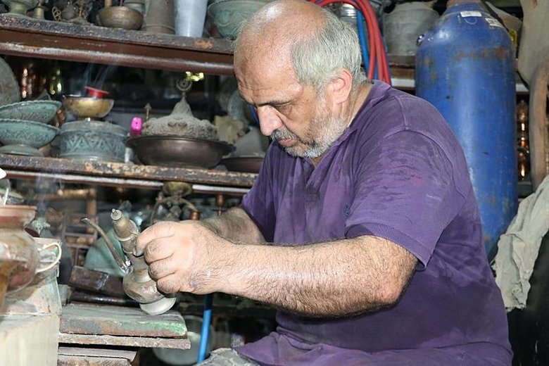 İzmir Kemeraltı Çarşısı’nda bu işi yapan tek kişi kaldı! Üretip Dubai, Katar ve Tayland’a gönderiyor