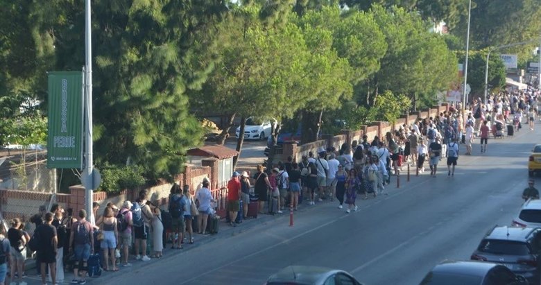 Midilli Adası’na gitmek için Ayvalık’a gelip metrelerce kuyruk oluşturdular