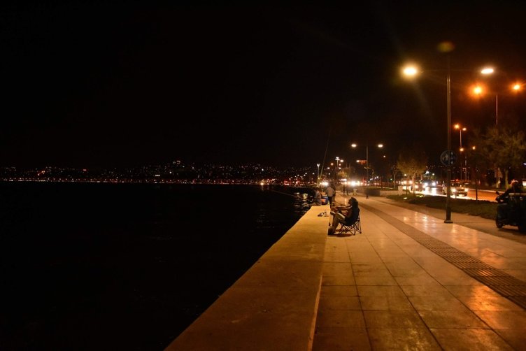 İzmir’de kötü koku sahilleri boşalttı